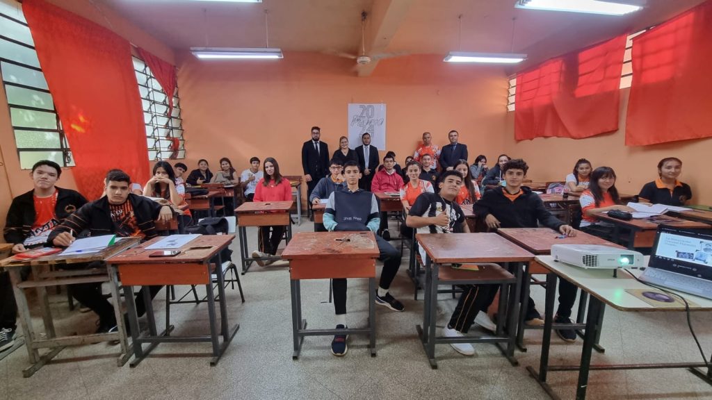 Estudiantes del 5to curso de la carrera de Derecho ejecutaron el proyecto denominado «Aportes del Coronel Florentín Oviedo», mediante una charla realizada en el Colegio Santa Lucía.