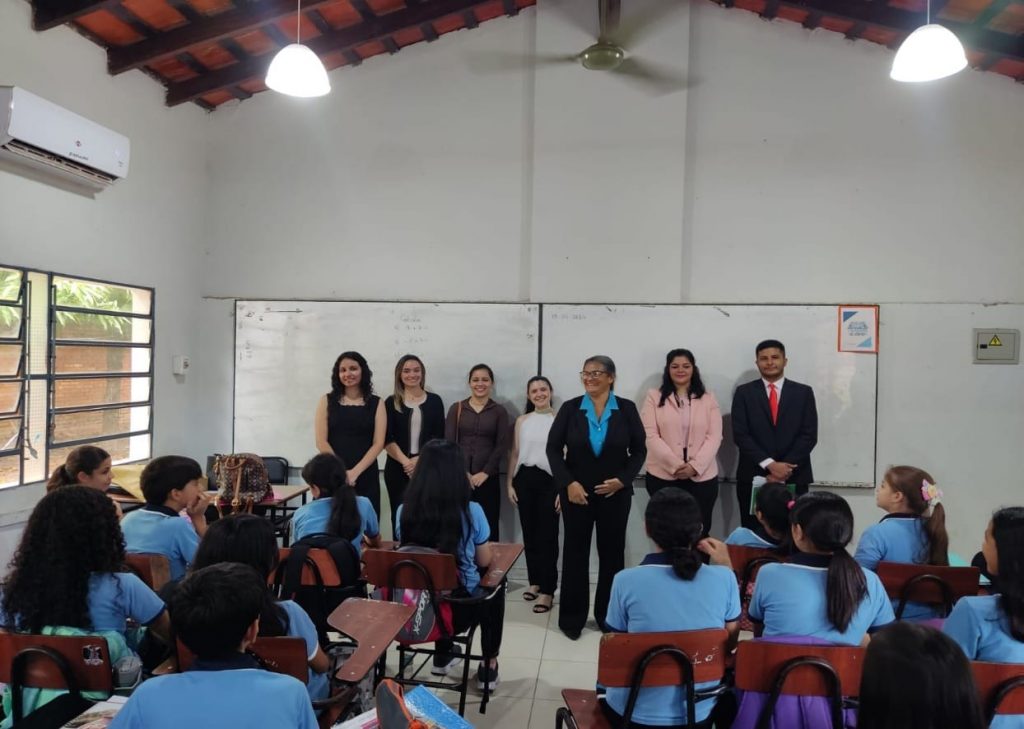 Se realizó la Charla «Derechos de la Niñez y Adolescencia en el marco Internacional», en el Colegio Nacional San Roque González de Santacruz y el Colegio Nacional Santa Lucía.