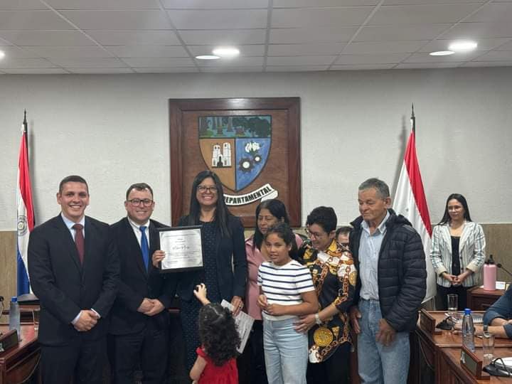 En la fecha, la Junta Departamental del V Departamento de Caaguazú ha otorgado un Reconocimiento a la Prof. Dra. Nilsa Maíz, docente de la Facultad de Ciencias Sociales, Políticas y Humanidades.